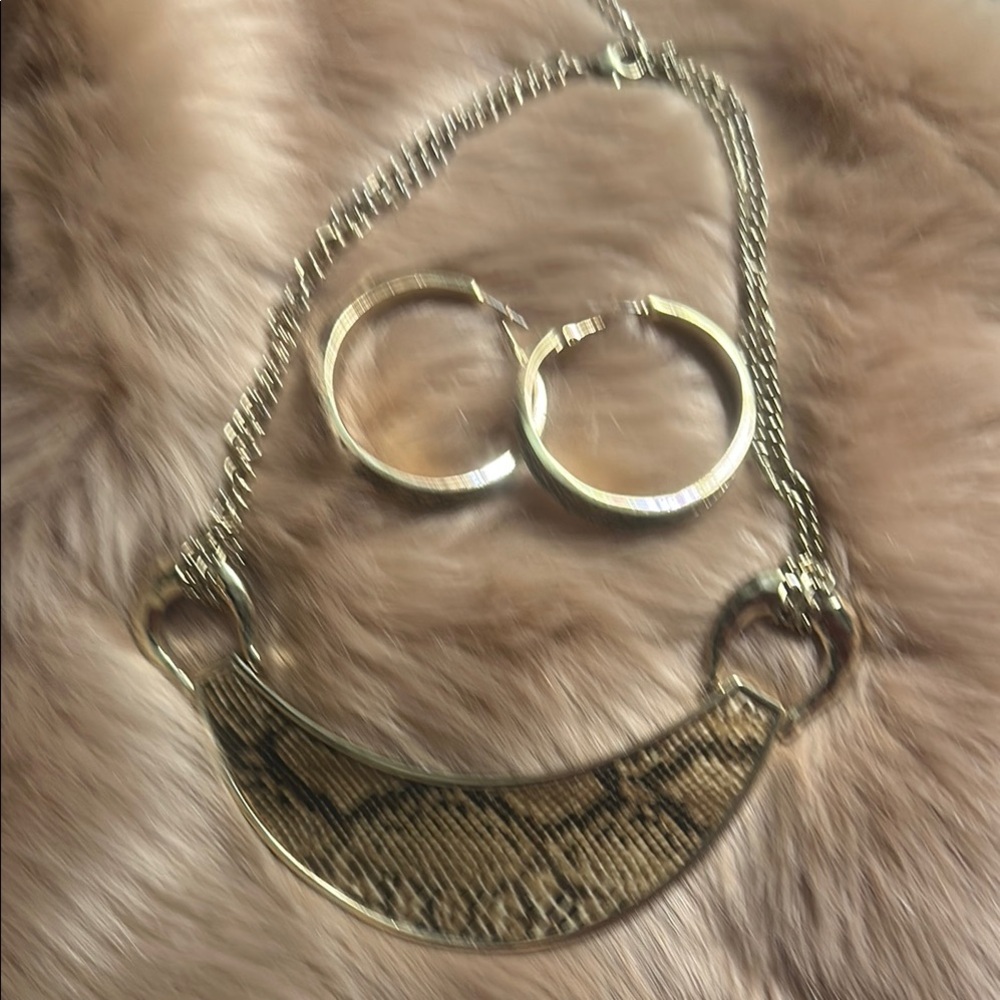 Chic Gold and Snake Pattern Necklace